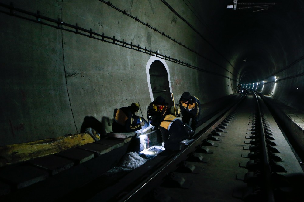 奉新铁路运营隧道病害现状